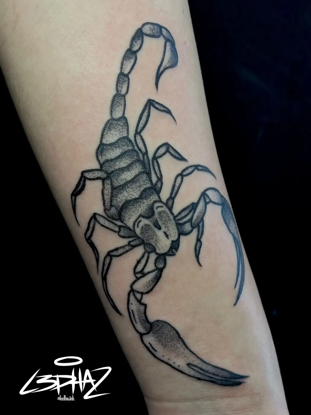 Tatuaje blackwork de escorpión realizado por Ledha en Bogotá