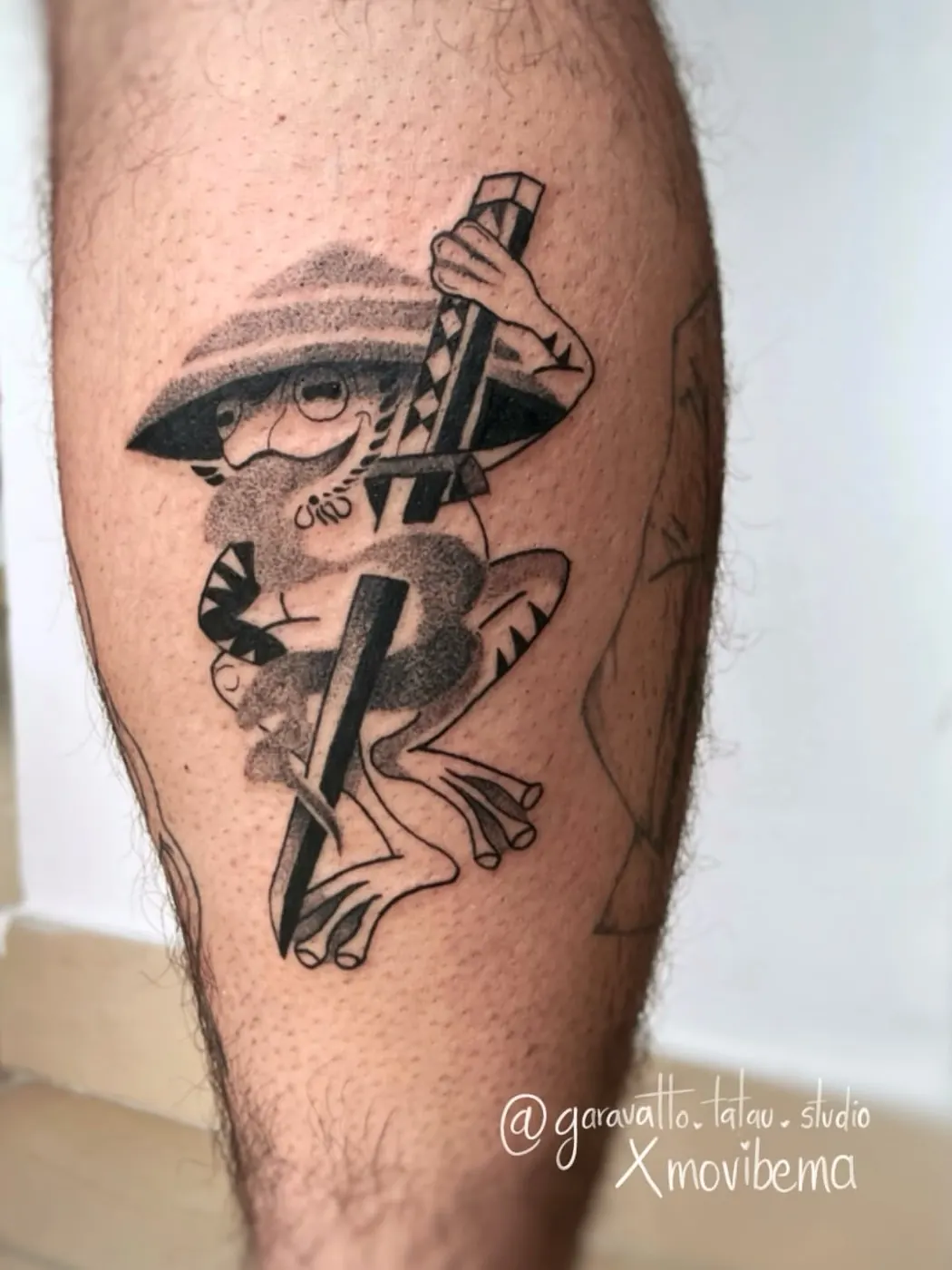 Tatuaje de rana y lápices en whipshading realizado por Movibema en Bogotá